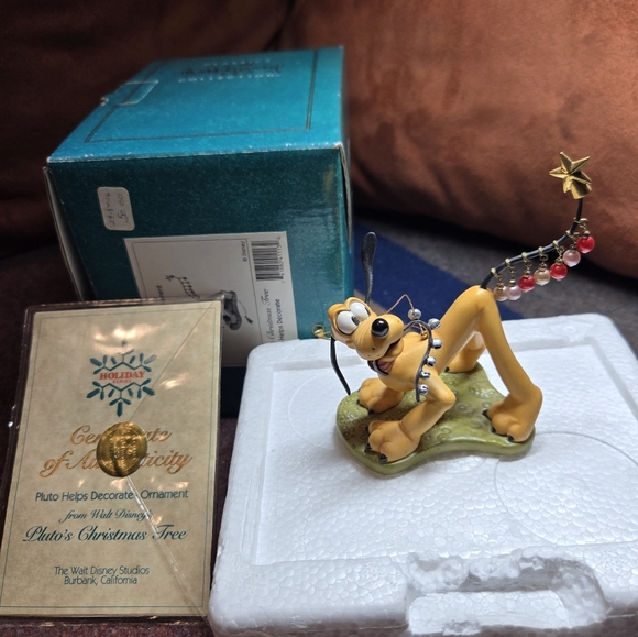 1997 Pluto Helps Decorate Walt Disney Classic Collection With Box And Papers - Picture 1 of 8